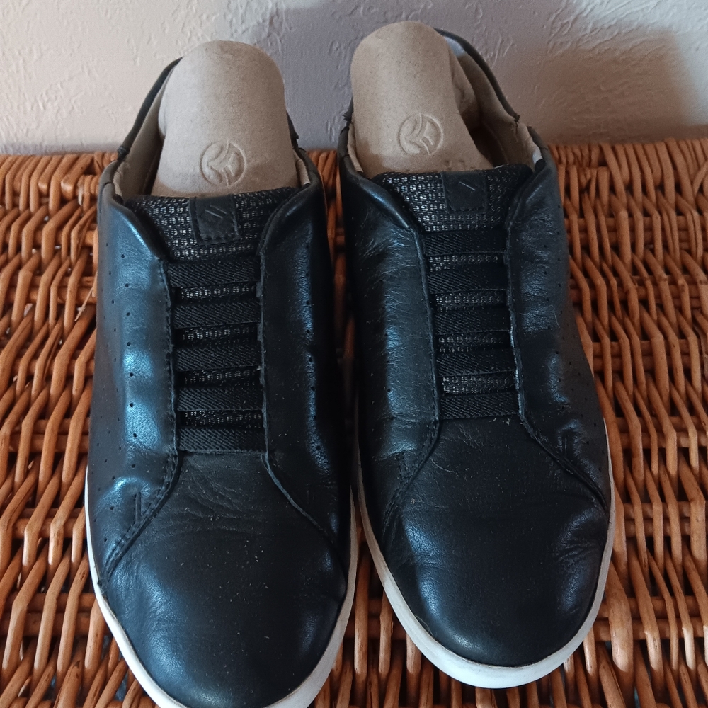 Kizik women's black leather size 9 WIDE shoes
